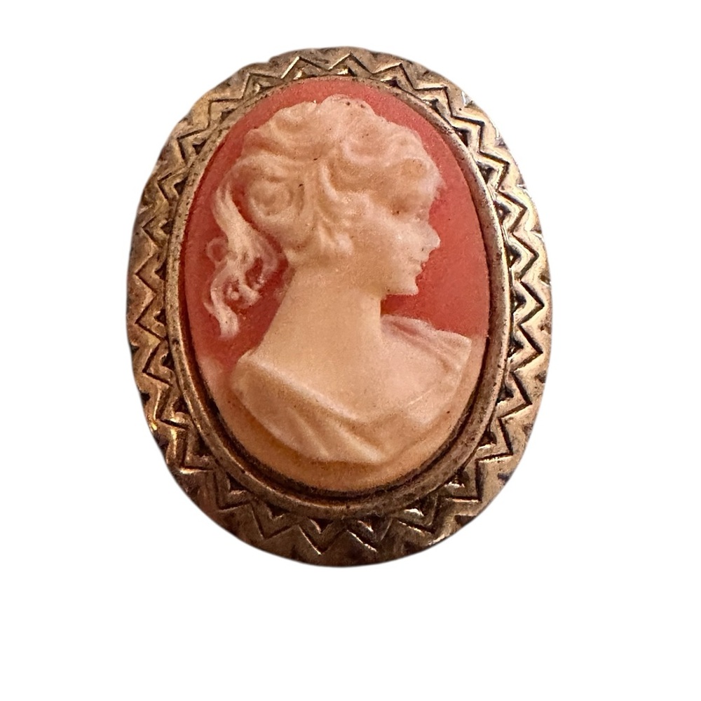 Vintage Cameo‎ Brooch in Gold and Cream